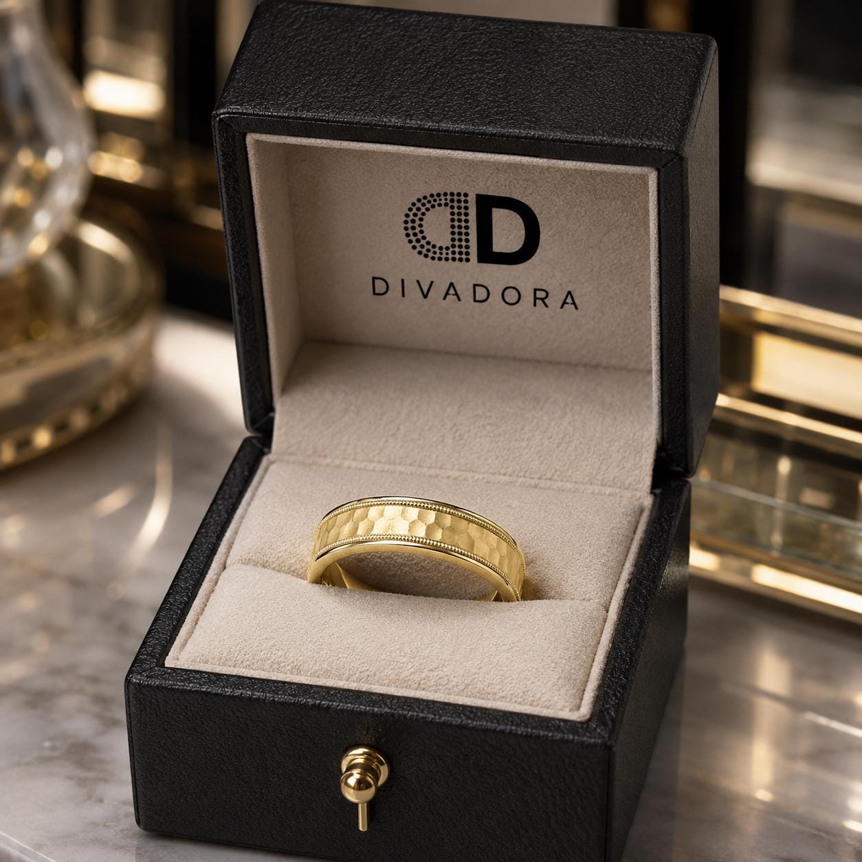 A gold ring is displayed in a black jewelry box with the Divador logo visible.